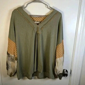 Easel Los Angeles green v-neck top with beautiful patterned sleeves. Size S
